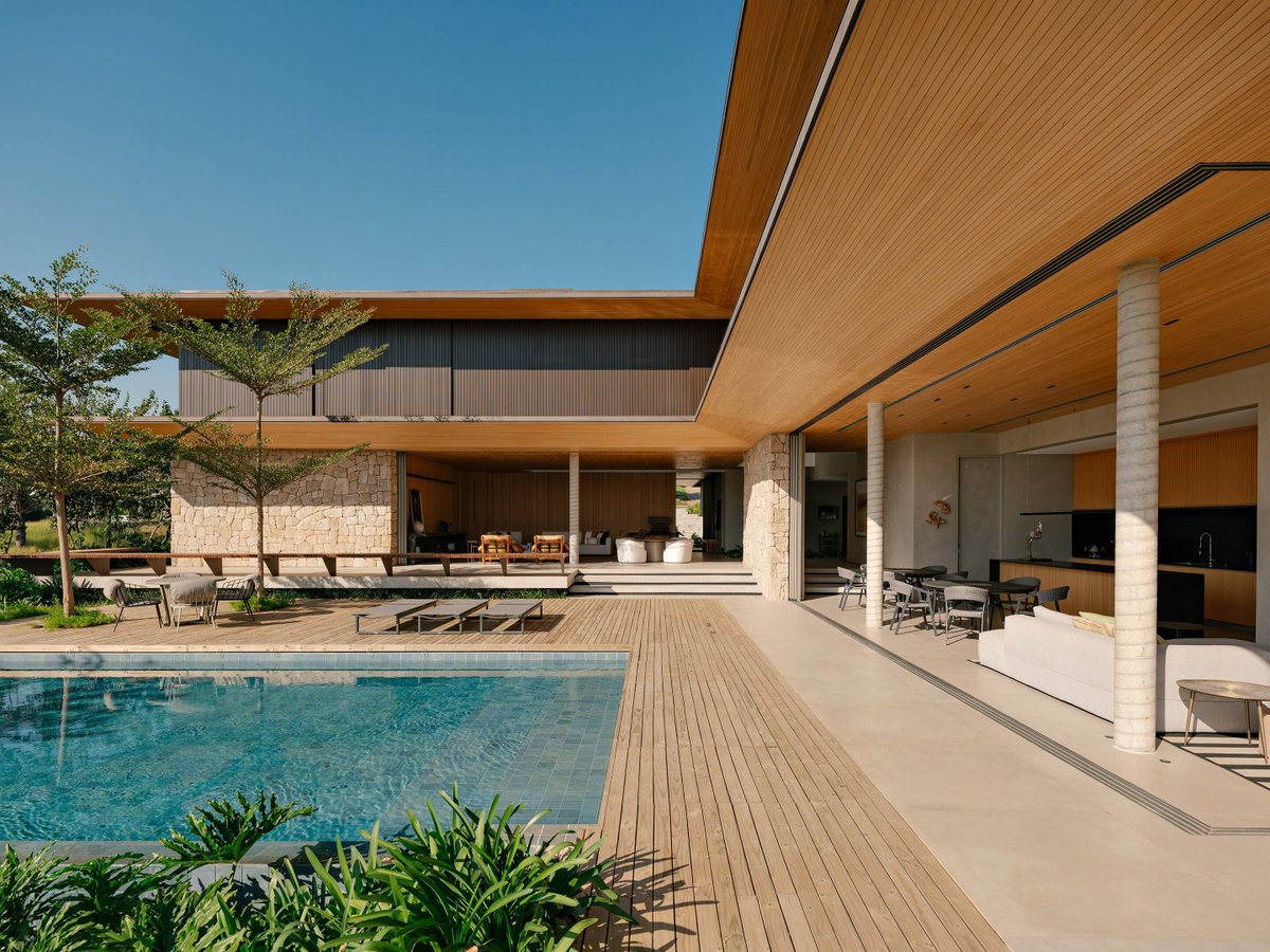 Architizer's tweet image. A dramatic overhang defines this L-shaped home, lifting its mass above the terrain and opening the social areas below. The façade mixes concrete, stone and metal panels to emphasize strong horizontal lines.

📍Itupeva, Brazil
Project by: Padovani Arquitetos
Details:…