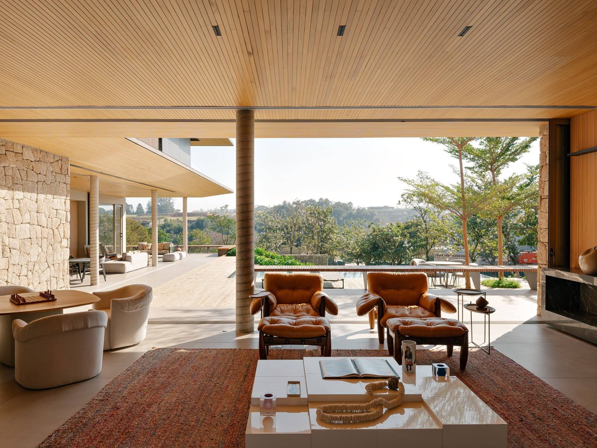 Architizer's tweet image. A dramatic overhang defines this L-shaped home, lifting its mass above the terrain and opening the social areas below. The façade mixes concrete, stone and metal panels to emphasize strong horizontal lines.

📍Itupeva, Brazil
Project by: Padovani Arquitetos
Details:…