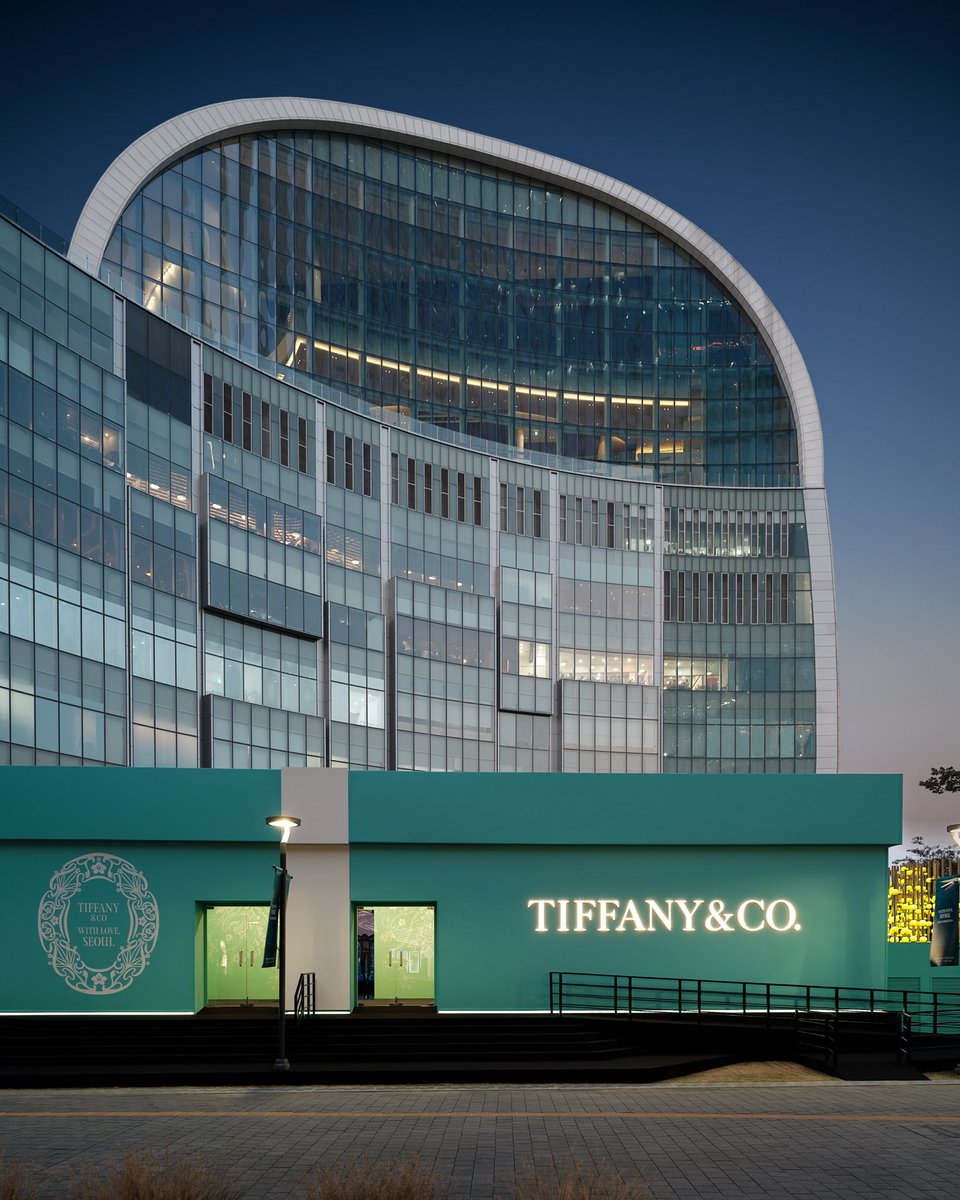 LVMH's tweet image. In South Korea, @TiffanyAndCo presents its latest brand exhibition—With Love, Seoul—a celebration of exceptional design, creativity and the Maison’s 188-year heritage.
 
Learn More: lvmh.com/en/news-lvmh/t…
 
#LVMH #TiffanyAndCo