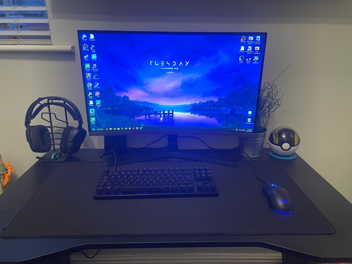 YTZ3NITH's tweet photo. @Vermaxtv Heres mine, I'm running on a laptop with a Ryzen 5 3500U, integrated graphics. 
 - 60hz 1080p 27" curved Samsung monitor
 - Razer Huntsman TKL V2
 - Some random ahh mouse w/ 8000hz polling rate
 - ADX WHS09 Headphones

I have your desktop wallpaper as well, managed to find it :) https://t.co/QXRbIFYdFT