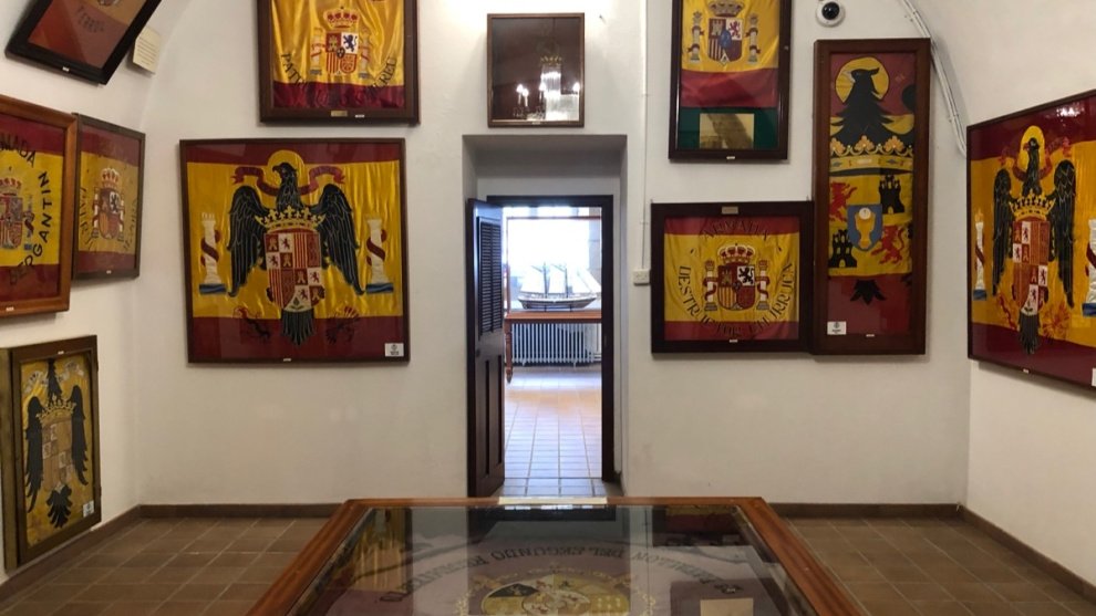 Ayer es hoy. La sala de los horrores de la simbología franquista en el Museo Naval de Ferrol.

La instalación, dependiente del Ministerio de Defensa, exhibe banderas  preconstitucionales sin mención a su significado, un barco nazi,  retratos de militares golpistas y una maqueta