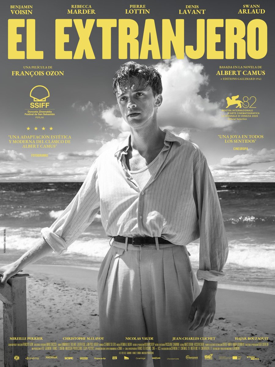 Estiloso cartel de «El extranjero», la adaptación cinematográfica de François Ozon de la famosa novela de Albert Camus, protagonizada por Benjamin Voisin.