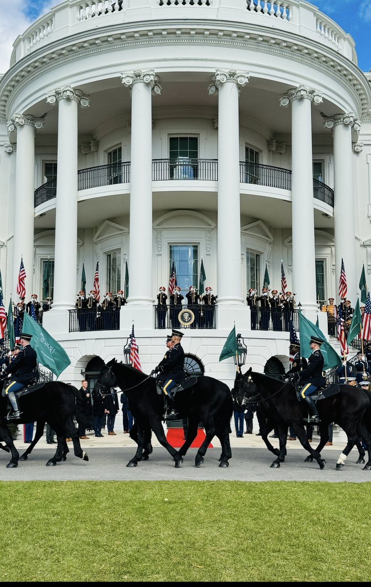 #محمد_بن_سلمان_في_واشنطن
الإستعدادات الضخمة هذه تؤكد على أن الامير محمد بن سلمان هُو #زعيم_الشرق_الأوسط بالفعل والسياسة والحكمة والدهاء .

واشنطن اليوم " ســـعــوديـــة " 🇸🇦.

#محمد_بن_سلمان_في_واشنطن