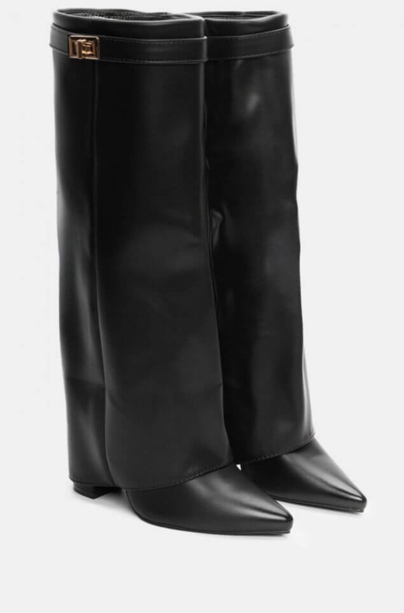 dr_from_hell's tweet image. Θέλω να βρω αυτόν που έκανε μόδα αυτές τις μπότες και να τον ρωτήσω: 
«Φίλε τι σου συμβαίνει; Μίλα μου!! Θα βρούμε μια λύση»