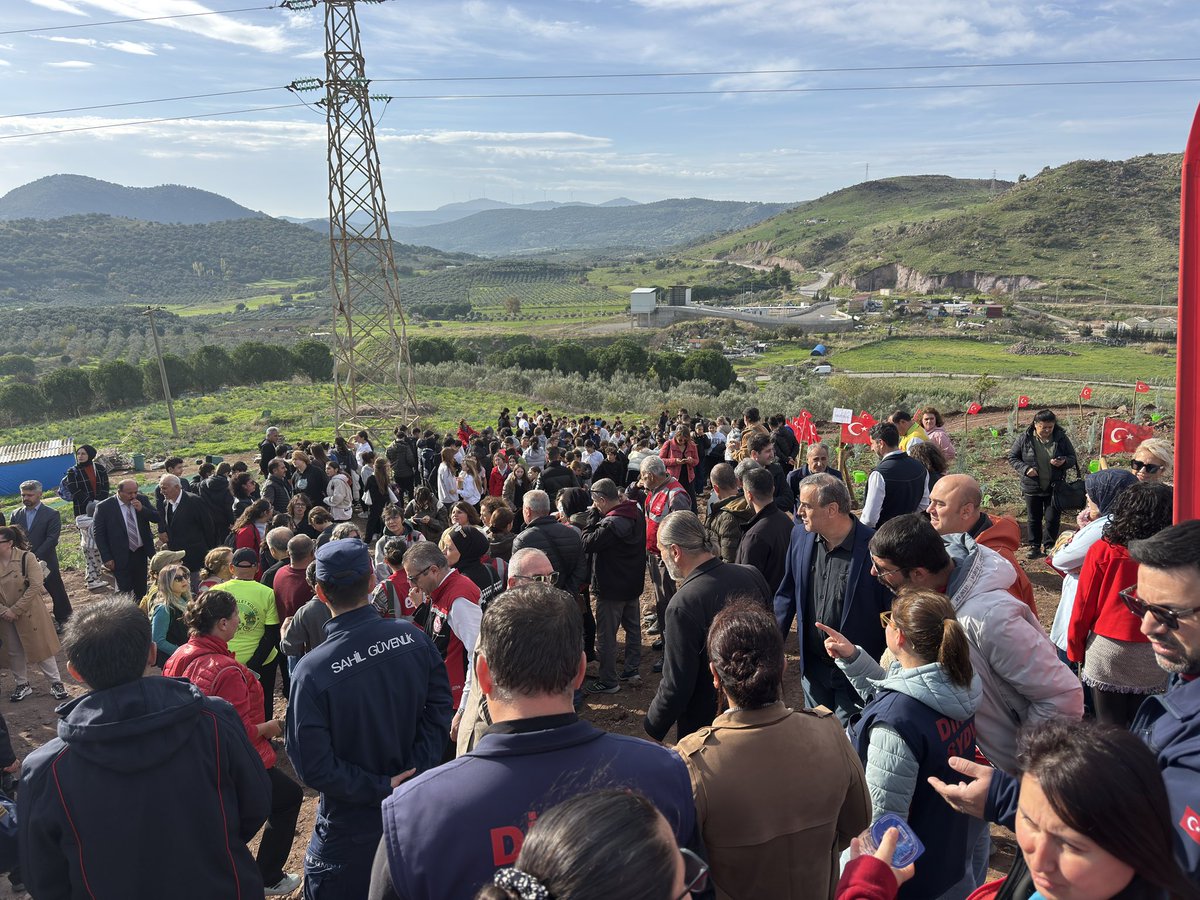 “Milli Ağaçlandırma Günü” kapsamında “Sevdamız Yeşil Vatan” temasıyla düzenlenen fidan dikim etkinliği, ilçemiz Sanayi Sitesi yanında belirlenen 20 hektarlık ağaçlandırma sahasında gerçekleştirildi.

Dikili Kaymakamlığı ve Dikili Orman İşletme Şefliği koordinesinde yürütülen