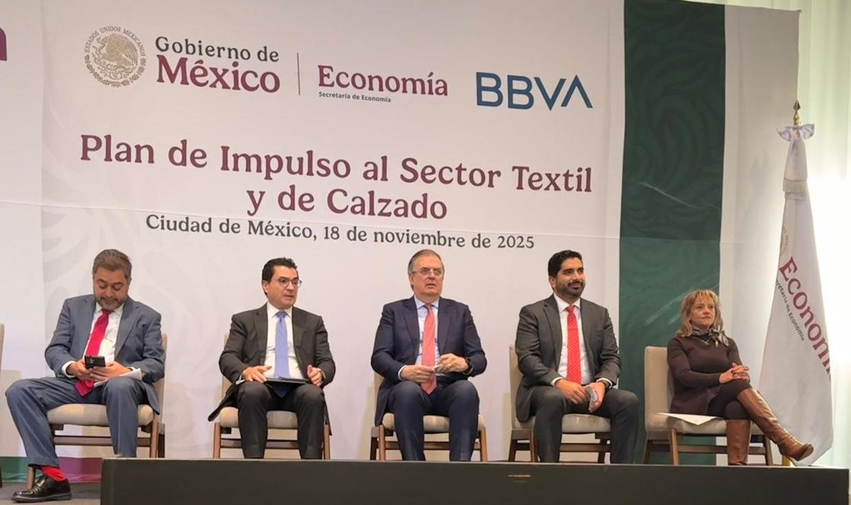 Presiden el evento <a href="/m_ebrard/">Marcelo Ebrard C.</a>, secretario de <a href="/SE_mx/">Economía México</a> y Eduardo Osuna, VP y DG de <a href="/BBVA_Mex/">BBVA México</a>. Les acompañan el subsecretario de economía <a href="/vidallerenas/">vidal llerenas</a>, <a href="/robertolazzeri/">Roberto Lazzeri</a> director general de <a href="/NafinOficial/">Nacional Financiera</a> y Gertrudis Mercado, DG de Industrias Ligeras en <a href="/SE_mx/">Economía México</a>.