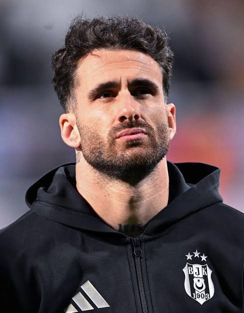 Soldaki anjiyo olduktan ertesi gün antrenmana çıkan adam. 
Sağdaki 20 gündür çeşitli bahanelerle antrenmana çıkmayan adam.
Seçim senin Beşiktaş’lı.