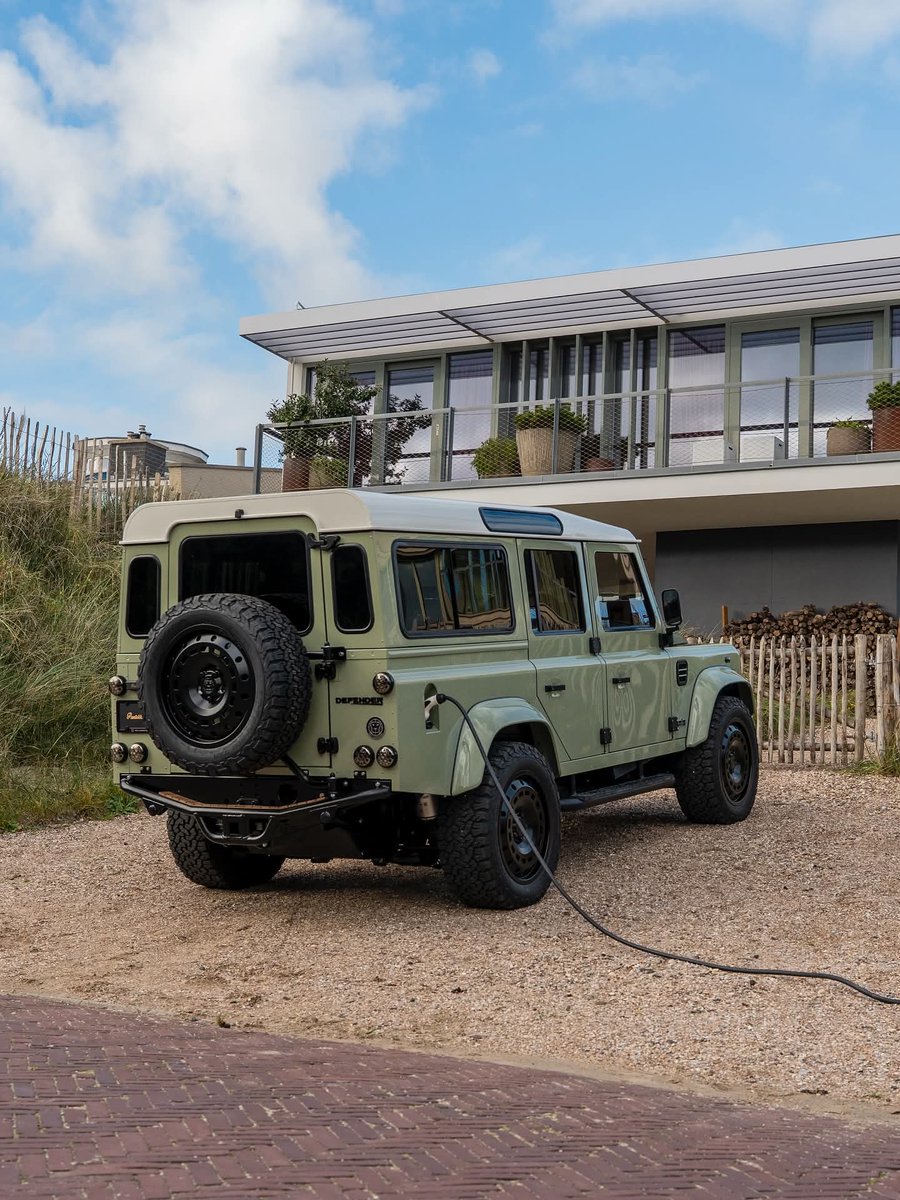 JaMtoka's tweet photo. ✨ Classic soul, electric heart ⚡️

Meet the Panterra Rica — a fully electric Defender built on a revolutionary platform. Based on the original Defender 110 chassis but re-engineered for the future.

Featuring a custom classic dashboard design with modern touchscreen infotainment, digital instrument cluster, OTA software updates. 

Old-school look, next-gen tech.