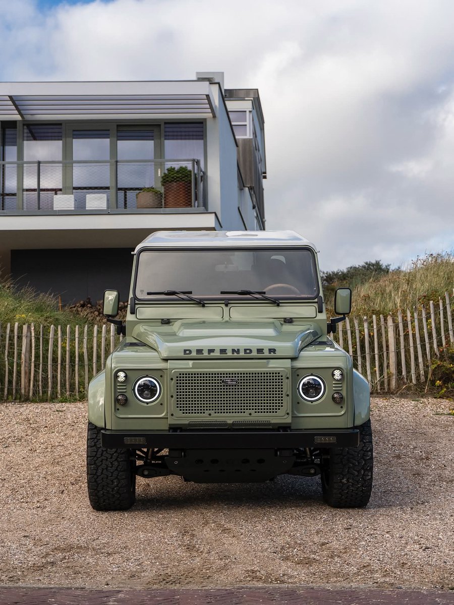 JaMtoka's tweet photo. ✨ Classic soul, electric heart ⚡️

Meet the Panterra Rica — a fully electric Defender built on a revolutionary platform. Based on the original Defender 110 chassis but re-engineered for the future.

Featuring a custom classic dashboard design with modern touchscreen infotainment, digital instrument cluster, OTA software updates. 

Old-school look, next-gen tech.