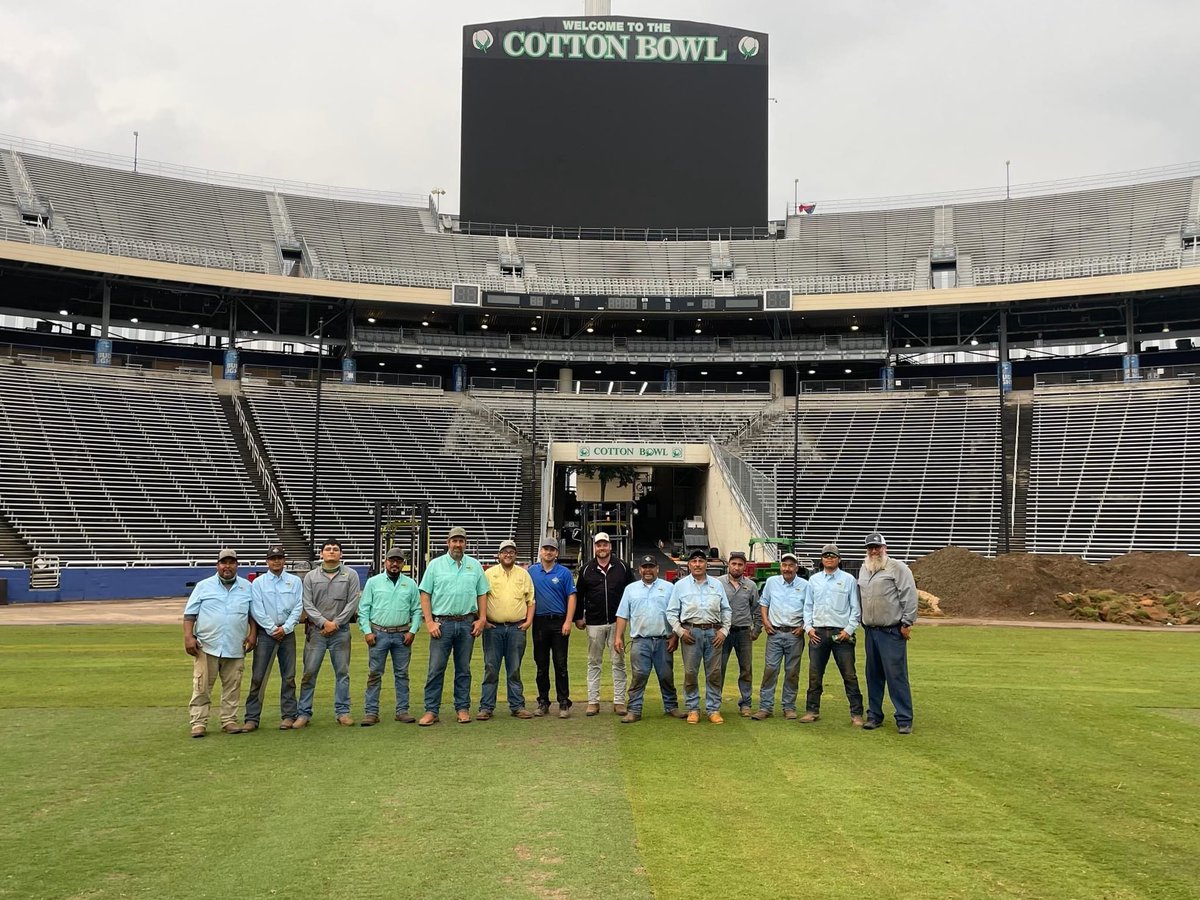 TifTufTurfgrass's tweet image. The #RedRiverRivalry at @CottonBowlStad is a big deal...and it all starts with having the absolute best playing surface. Proud to have #TifTuf certified bermudagrass on the field and thankful to the Prime Sod team (primesod.com) for delivery of such beautiful TifTuf to…