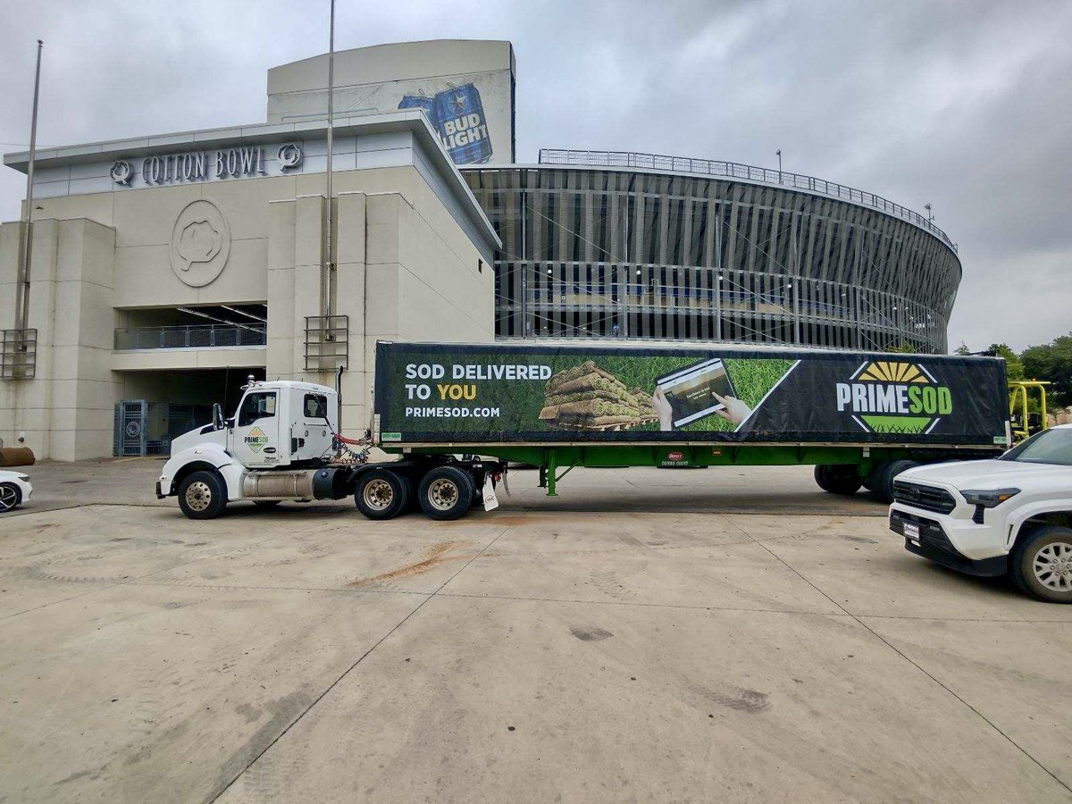 TifTufTurfgrass's tweet image. The #RedRiverRivalry at @CottonBowlStad is a big deal...and it all starts with having the absolute best playing surface. Proud to have #TifTuf certified bermudagrass on the field and thankful to the Prime Sod team (primesod.com) for delivery of such beautiful TifTuf to…