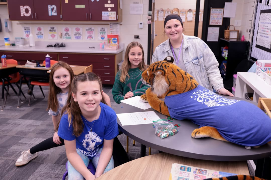 For 10 weeks, about 60 #UWSP students in EDUC 309 - Methods/Materials for Teaching Reading II transform nearby Washington Elementary into Literacy Lab! bit.ly/4qXGxRc