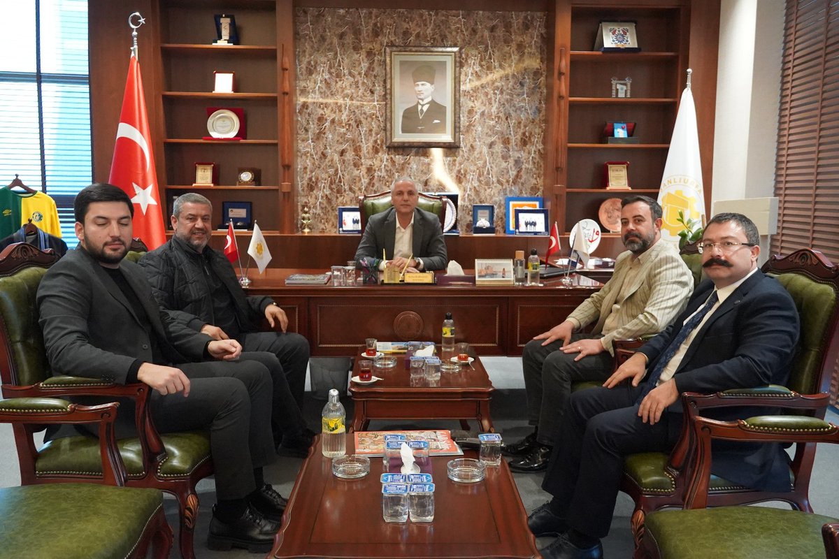 Arami Pizza ve Baklava’nın kurucuları Özgür İzol ve Ömer Ademoğlu ile iş insanı Çetin İzol'u ağırladık. Ziyarette, Eyyübiye ilçemizde tarihi 58 Meydanı'nda hayata geçirilmesi planlanan Arami Baklava Akademisi hakkında bilgi paylaşımında bulundular. 
Şehrimizin gastronomi değerine