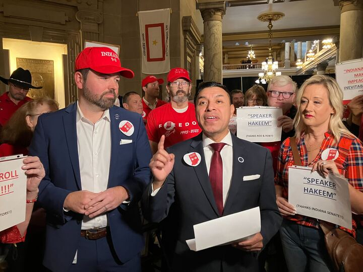 nkellyIN's tweet image. A few dozen pro-redistricting Hoosiers gather in red at the Indiana Statehouse. Secretary of State Diego Morales and Lt. Gov. Micah Beckwith stopped by. 

📸 @SmithCaseyA