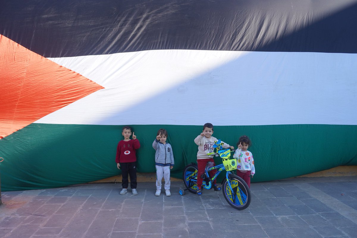Geleneksel Gazze Kardeşlik Futbol Turnuvası bugün oynanan maçlarla başladı.
---

Saha, rekabetten çok dostluğun, kardeşliğin ve dayanışmanın sesiyle doldu.
Takımlarımız centilmence mücadele etti; her pas, her an, birlik ruhumuzu daha da güçlendirdi.
