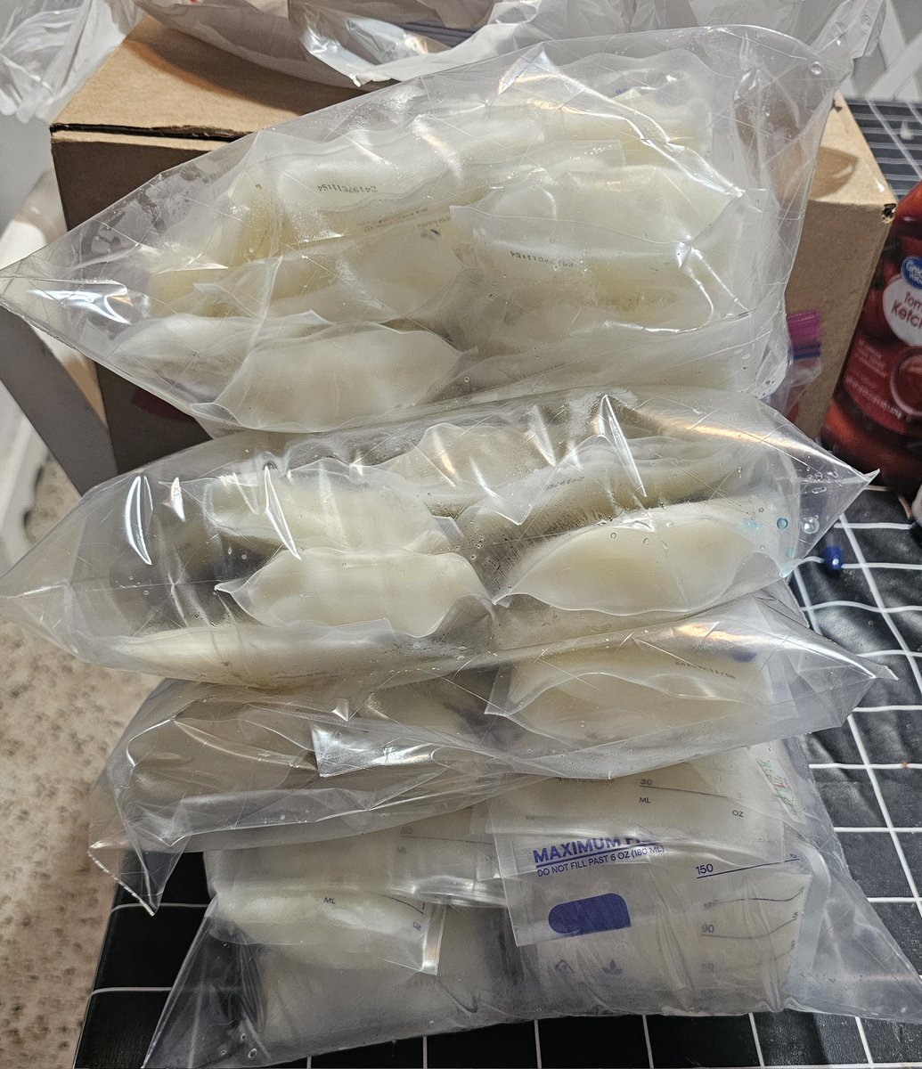 PigmentsnPixels's tweet image. Pumping through my grief so that my angel&apos;s supply goes to babies who need it. Some 60ish bags since I started pumping on 11/1