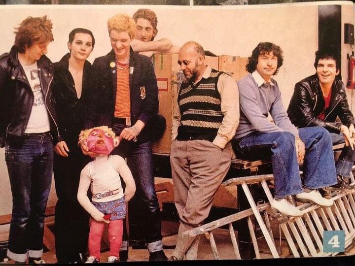 GeorgiosMasman2's tweet image. Before stylus touched the vinyl, it was evident that #TheDamned were striving for something different. From the #BarneyBubbles cover art to the mysterious 5th member &amp;amp; 2nd guitarist Lu on the reverse, &apos;Music For Pleasure&apos; was not to be a rehash of  &apos;Damned Damned Damned&apos;.