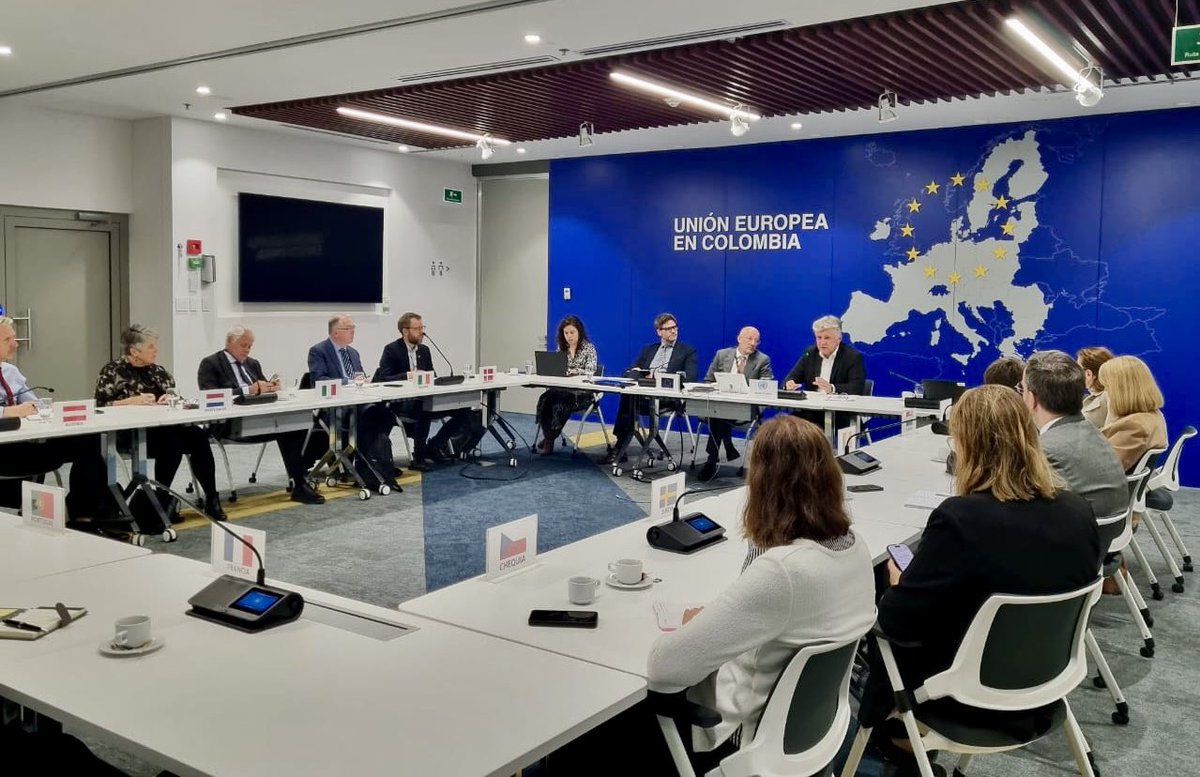 JencaMiroslav's tweet image. Agradezco al Embajador @FrancoisRoudie @UEenColombia la invitación a dialogar con los Embajadores de la 🇪🇺 sobre la implementación del #AcuerdoDePaz y las posibilidades de cooperación a futuro. La Unión Europea sigue siendo una aliada esencial para la construcción de paz en 🇨🇴.