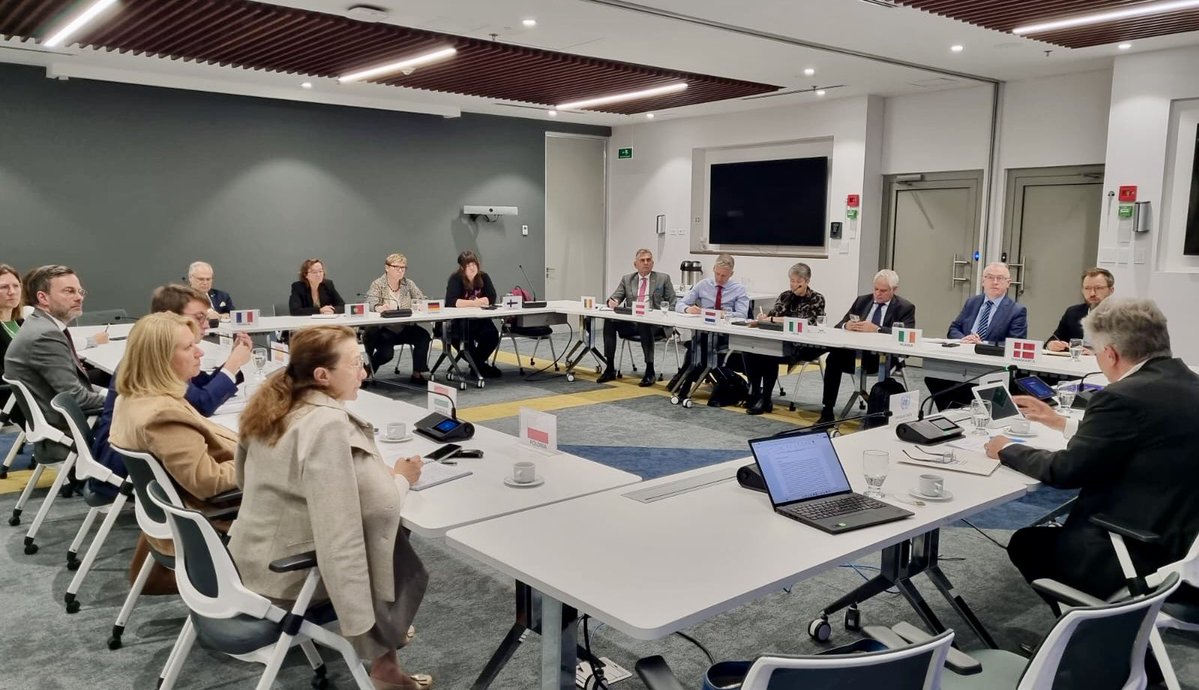 JencaMiroslav's tweet image. Agradezco al Embajador @FrancoisRoudie @UEenColombia la invitación a dialogar con los Embajadores de la 🇪🇺 sobre la implementación del #AcuerdoDePaz y las posibilidades de cooperación a futuro. La Unión Europea sigue siendo una aliada esencial para la construcción de paz en 🇨🇴.