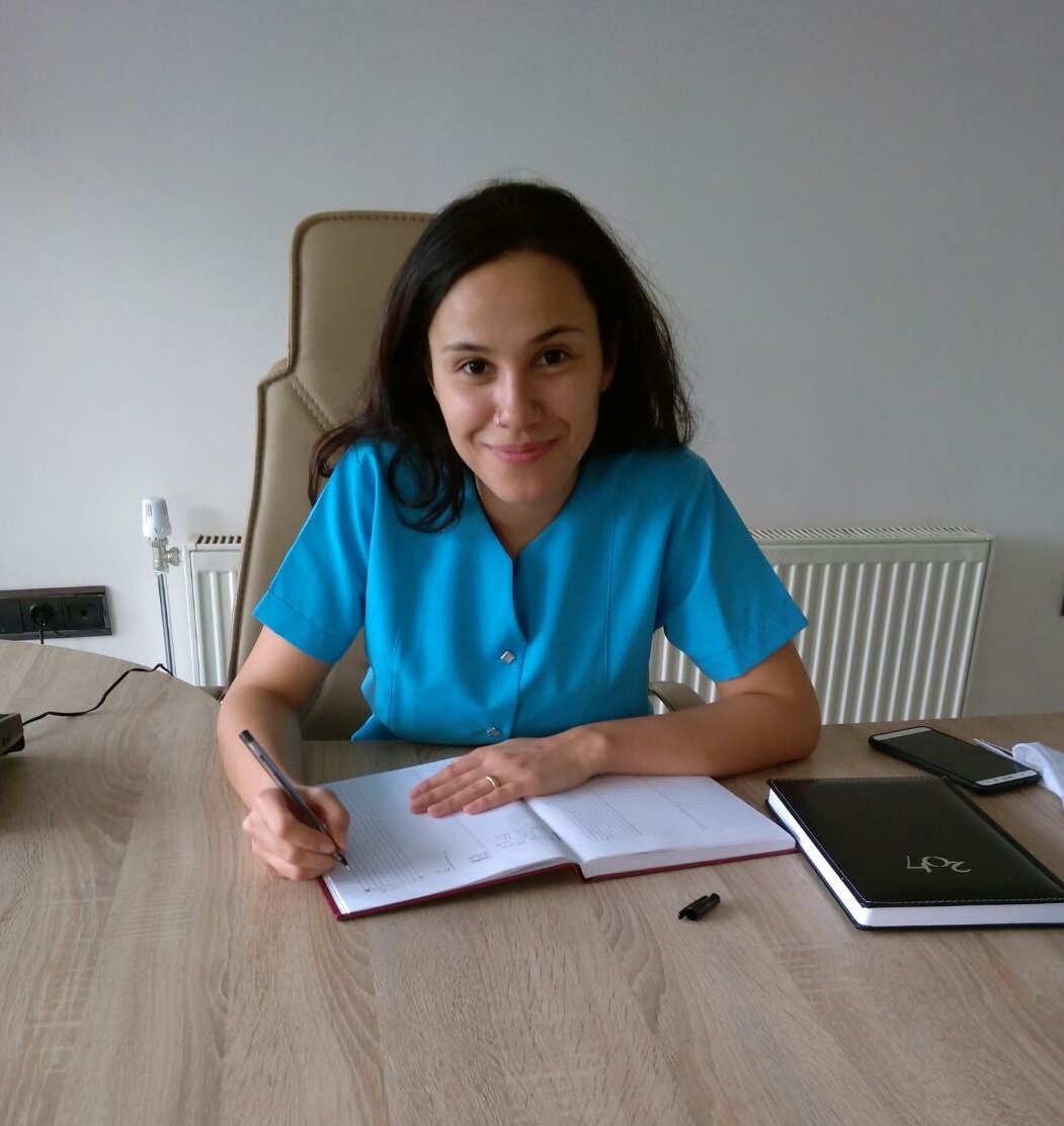 Senin koltuğunda oturmak canımı yakıyor senin güzel parmakların tutmalıydı kalemleri sen yürütmeliydin binbir emekle açtığın işyerini benim neişim var burda
Seni çok özledim güzel yavrum 😭😭😭 yaşayamadığın günlerin hesabı sorulsun #YeşimArtıkBeklemesin 😭😭