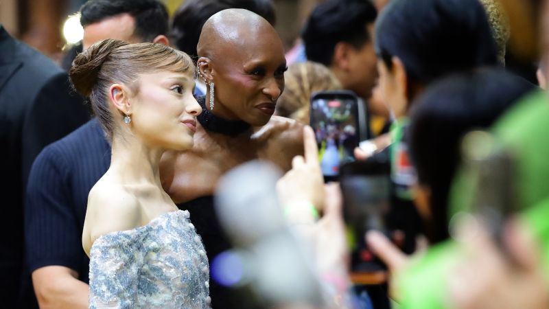 articleoutline's tweet image. A serial intruder crashed Ariana Grande&apos;s Wicked premiere in Singapore and landed himself in jail! 😳 Check out how Singapore served some swift justice. #ArianaGrande #Wicked #SingaporeNews #Celebrity #Security #Entertainment

articleoutline.com/ariana-grandes…