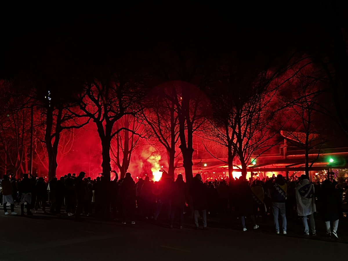 17:19 | Beim Treffpunkt der bosnischen Fans auf der Praterallee, direkt vor dem Lokal „Die Allee“, ist die Stimmung deutlich lauter als am Stephansplatz. Immer wieder Böller &amp; Bengalos. 
➡️ WEGA &amp; Hundestaffel direkt vor Ort.

#w1811 #AUTBOS #Wien #Bosnien