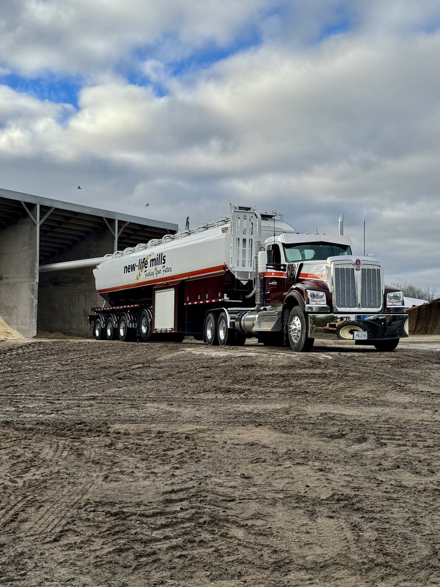 Happy #TruckTuesday Everyone! Hopefuly eveyone enjoys the Sunshine ☀️ today have a great week ahead! 

<a href="/NewLifeMills/">New-Life Mills</a> #FeedingYourFuture 
<a href="/WalingaInc/">Walinga Inc.</a>  #OneLegendaryTrailer  

 <a href="/KenworthTruckCo/">Kenworth Truck Co.</a> 

#W990