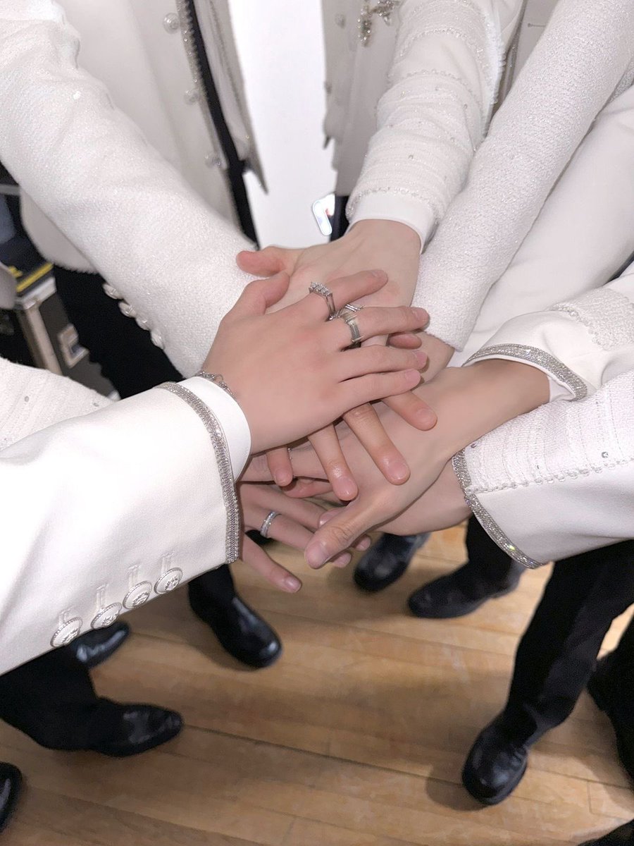 min9__yu's tweet image. BAE173

5주년 축하해요 &amp;gt; ₃ &amp;lt;︎︎ᕷ
비에이이173을 만나게 되어 매우 행복합니다♡̴
모두가 행복해 하는것이 저의 소원입니다˖ ࣪⊹

 #Hi_BAE_지금뭐해_5주년함께축하하자
 #BAE173_LoveYou5ever
#bae173 #비에이이173