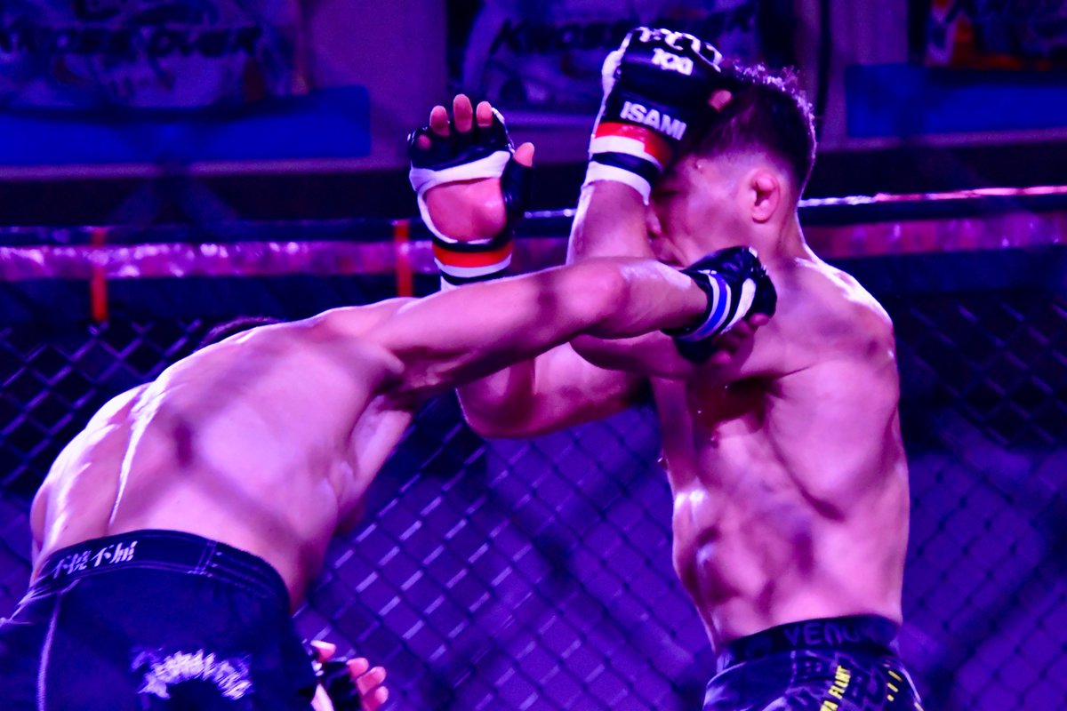 KROSSxOVER MMA王座の重みを感じさせるタイトルマッチは一進一退の試合展開に。1R鬼神光司選手がTD狙い続けるも2Rハルク大城選手がタックルでTD。3R光司選手がTDもケージ際で差し合い攻防は続き、両者共に明確な決定打は許さない。3R終了前に打撃戦を敢行した大城選手と光司選手だ。
#KROSSOVERCAGE7