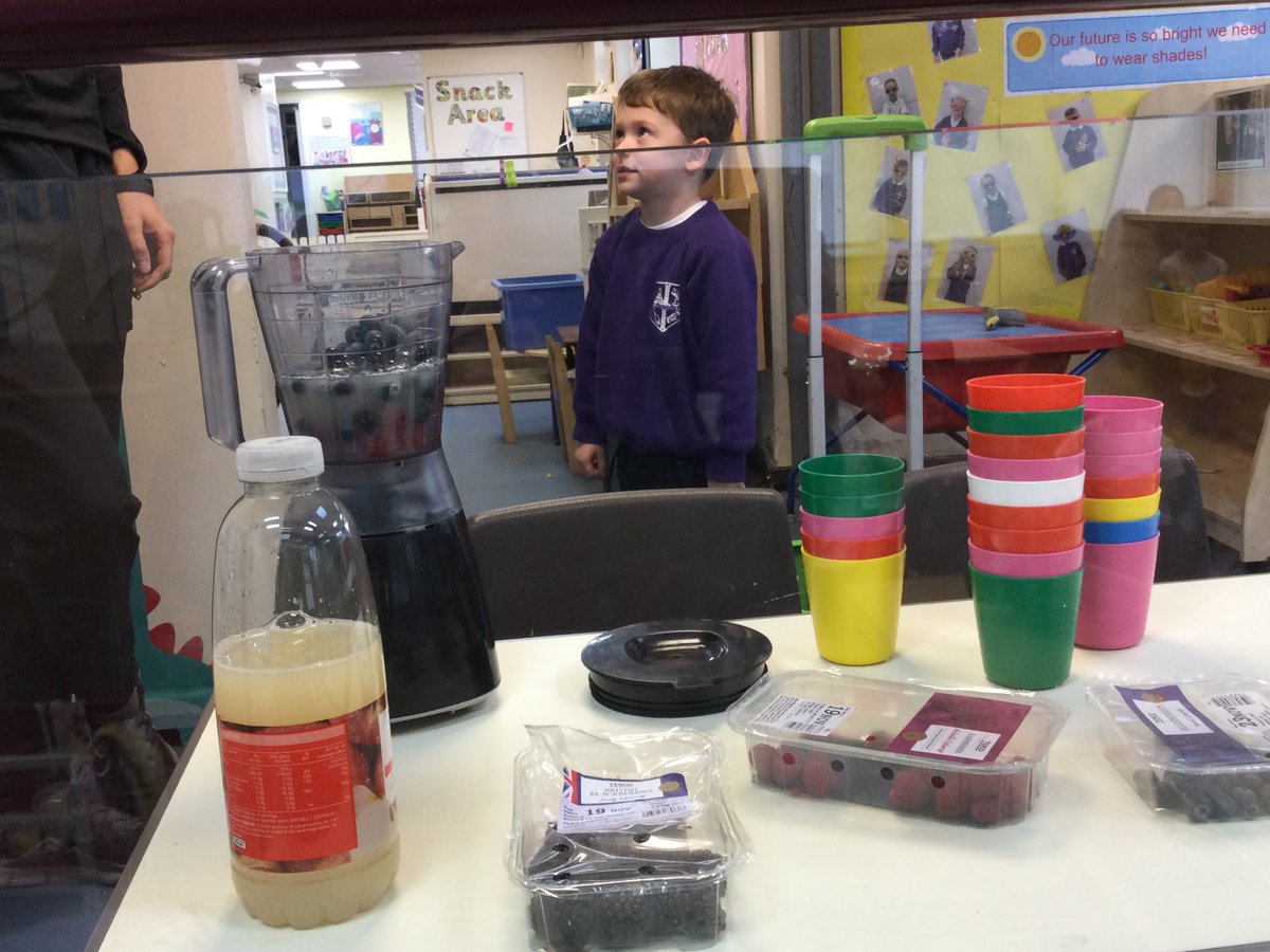 StBenReception's tweet photo. We had a special visitor called Ben in today from Active Sefton. He told us all about eating healthily and made smoothies with us. https://t.co/zFcd418A3k