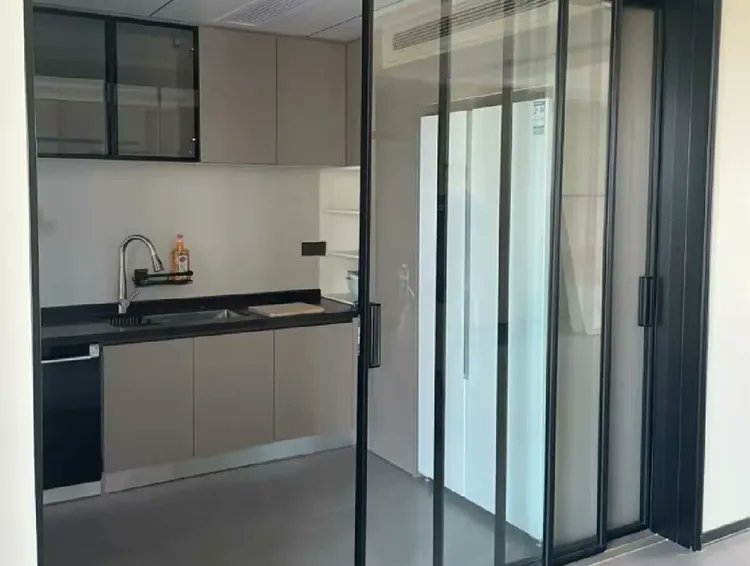 alirezashirazi's tweet image. یه چیز جالب در مورد آپارتمان‌های نوساز در چین اینه که خیلی طرفدار آشپزخانه طرح اوپن نیستند و  آشپزخانه با یک در شیشه‌ای کشویی از سالن جدا می شود.
اینطوری همیشه نور هست اما در موقع پخت و پز بوی آن در کل واحد نمی‌پیچیه