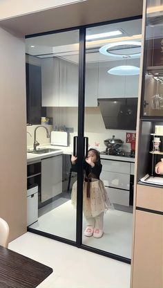 alirezashirazi's tweet image. یه چیز جالب در مورد آپارتمان‌های نوساز در چین اینه که خیلی طرفدار آشپزخانه طرح اوپن نیستند و  آشپزخانه با یک در شیشه‌ای کشویی از سالن جدا می شود.
اینطوری همیشه نور هست اما در موقع پخت و پز بوی آن در کل واحد نمی‌پیچیه