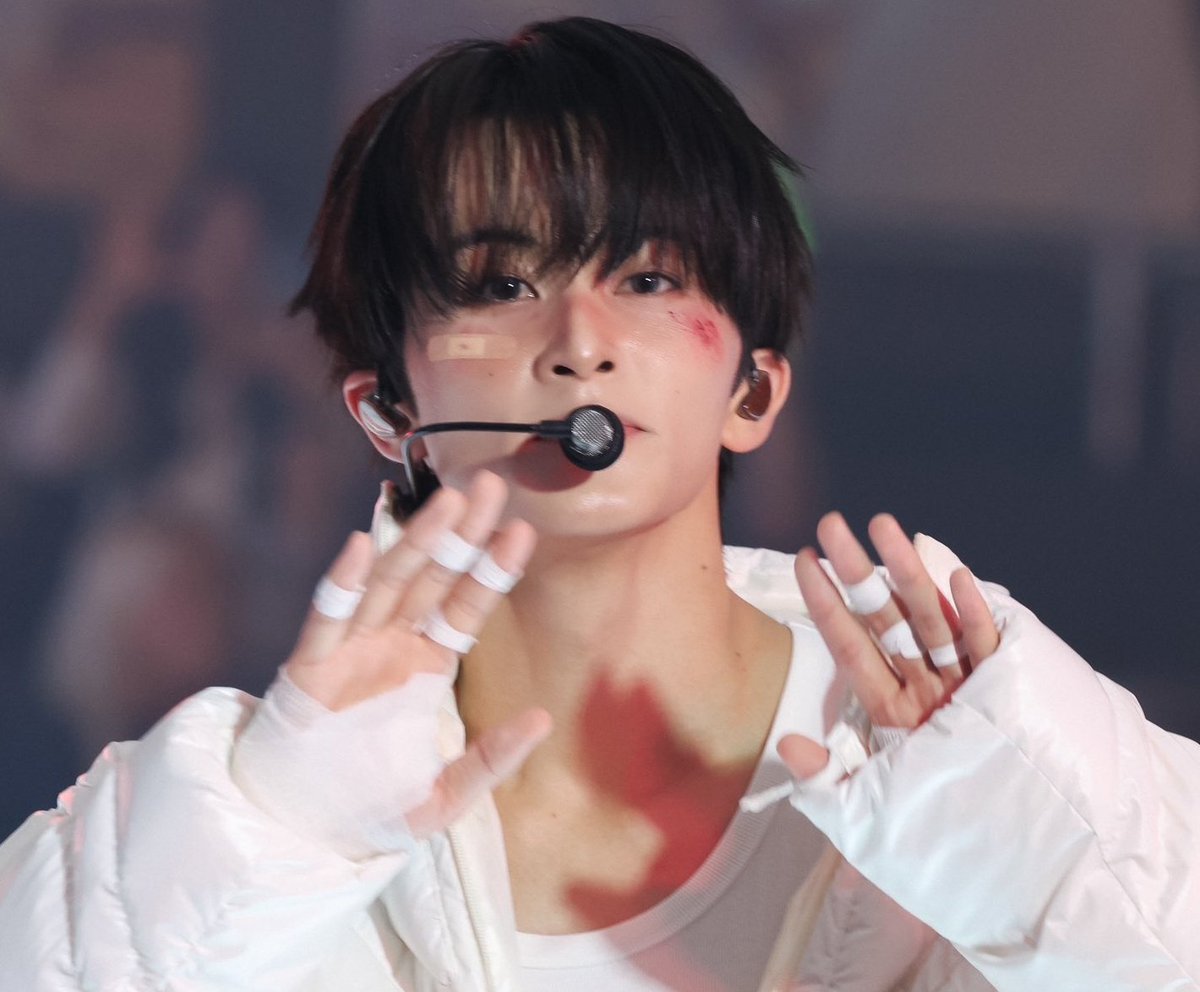 cry4lmk's tweet image. he’s so insanely pretty ⭑ֶֶָָ֢֢֢𖹭🩹