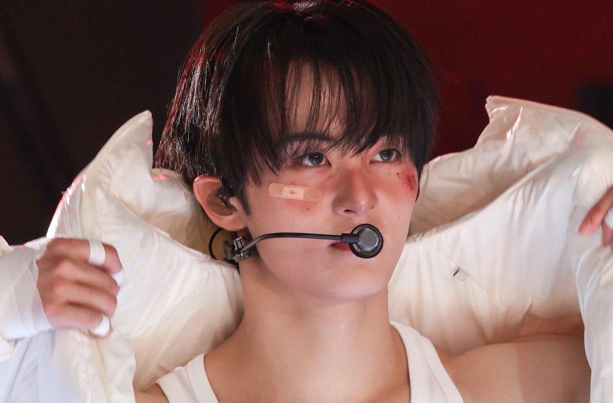 cry4lmk's tweet image. he’s so insanely pretty ⭑ֶֶָָ֢֢֢𖹭🩹