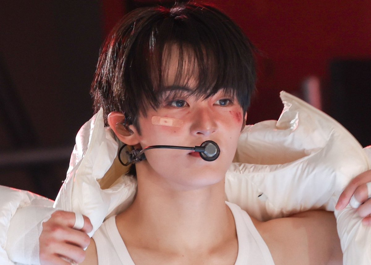 cry4lmk's tweet image. he’s so insanely pretty ⭑ֶֶָָ֢֢֢𖹭🩹