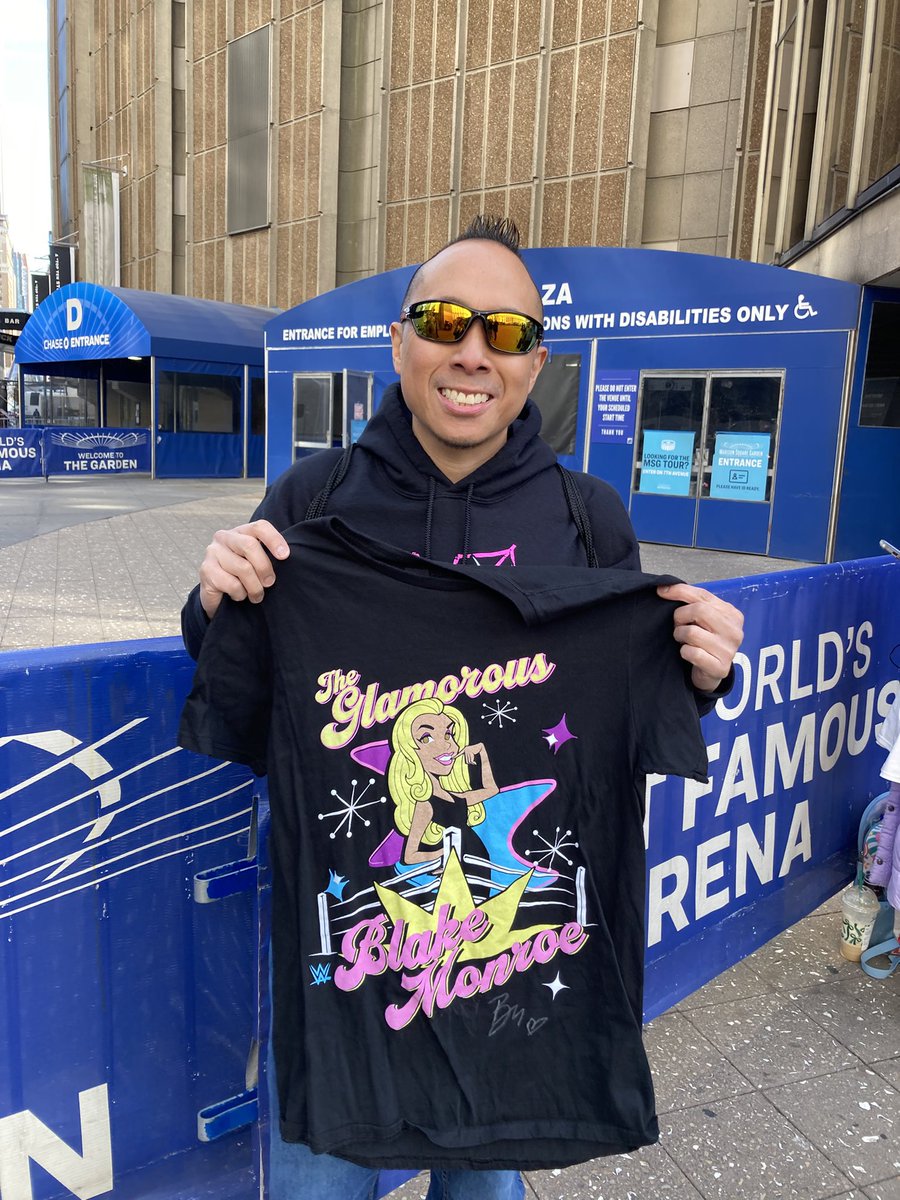SensesPunk's tweet image. I just met Blake Monroe in MSG, I shown her the shirt, got her to sign it and take a picture with me, best day ever!!!! #WWENXT #NXTRoadblock