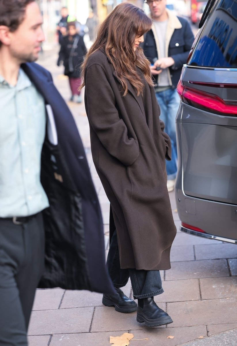 Linda! Elizabeth Olsen deixando o Heart Breakfast Radio Studios hoje, 18/11, em Londres.

Confira mais fotos clicando no link: elizabetholsen.com.br/galeria/thumbn…