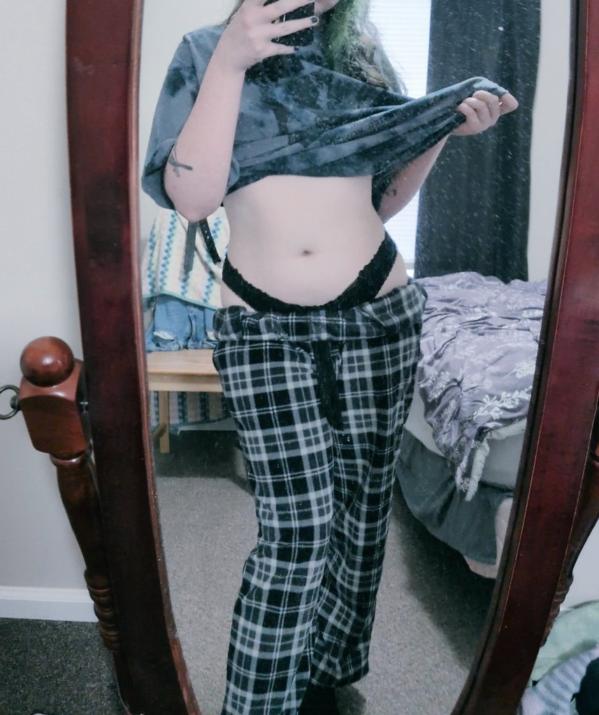 fleabug777's tweet image. I&apos;m crashing out hardcore but I&apos;m still hot