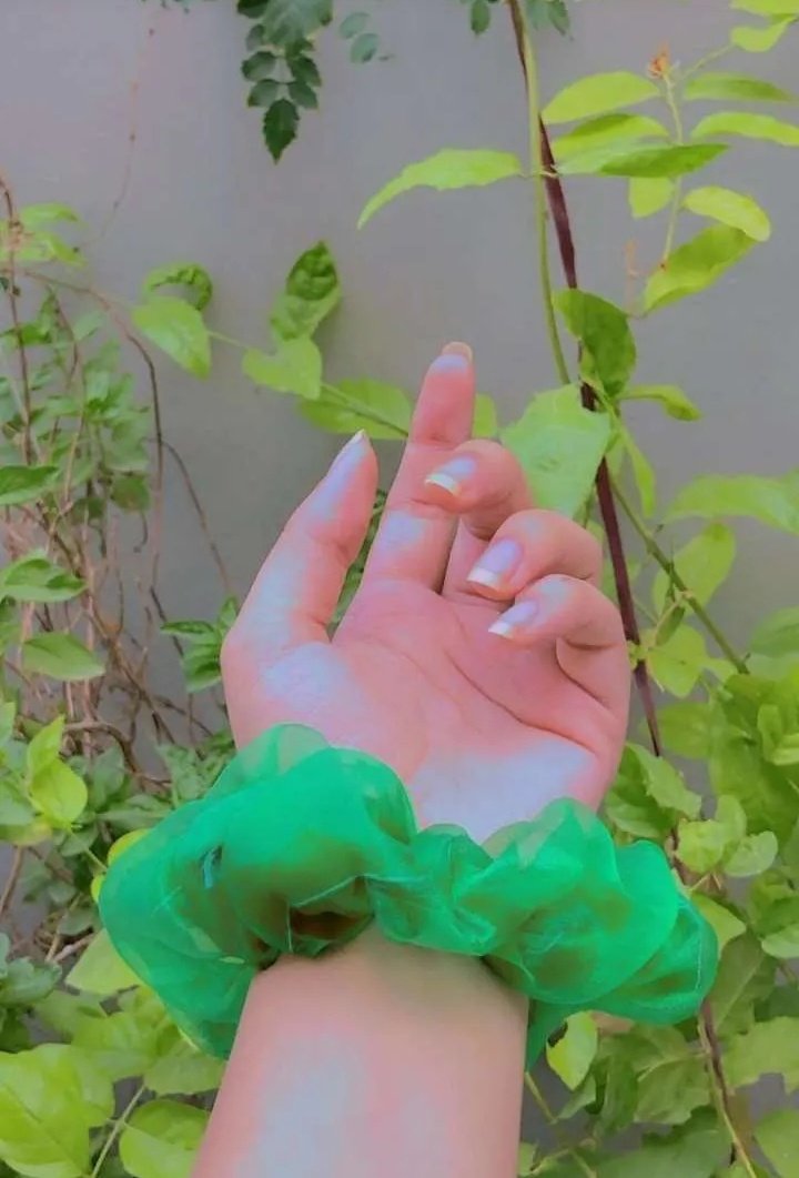 مہک اٌٹھا ہے سارا شہر گٌلاب کی خوشبو سے
لگتا ہے آج پھر سجے ہیں گجرے اٌسکے ہاتھوں میں 🌺🩷
Qoute it with your hands media❤️💯