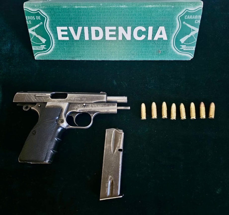 CarabPrefCord's tweet photo. #PuenteAlto A raíz de un llamado a la central de comunicaciones por disparos injustificados, @Carabdechile de la 66 Com. #BajosDeMena procede a la detención de un sujeto adulto por porte ilegal de arma de fuego y munición, quedado a disposición de la justicia.
#OrdenYPatria https://t.co/yUnuspVkeI