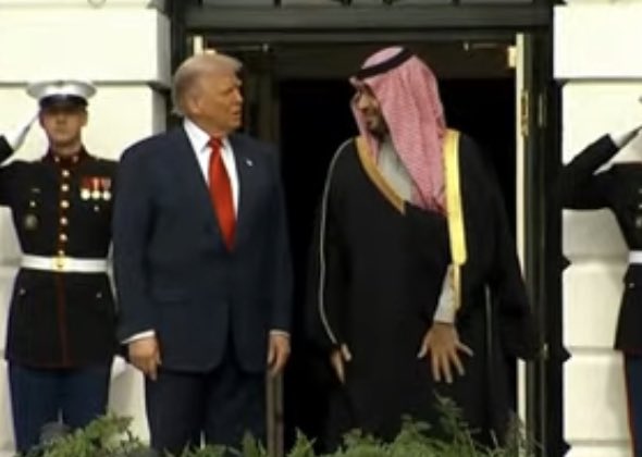 tmrrah9's tweet image. #تمرة💢|| عاجل🚨:

"الله اكبر ، الله يعز العرب والمسلمين"

الأمير محمد بن سلمان🇸🇦 ولي عهد "تاسع اقوى دولة مؤثرة بالعالم" يصل إلى البيت الأبيض🇺🇸، وسط استقبال عسكري مهيب

#زعيم_الشرق_الاوسط