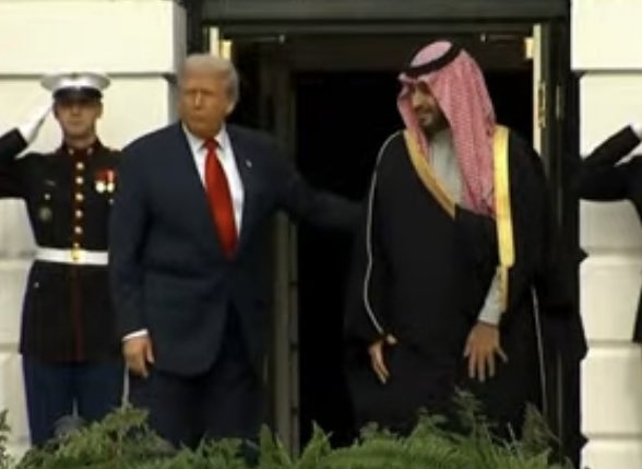 tmrrah9's tweet image. #تمرة💢|| عاجل🚨:

"الله اكبر ، الله يعز العرب والمسلمين"

الأمير محمد بن سلمان🇸🇦 ولي عهد "تاسع اقوى دولة مؤثرة بالعالم" يصل إلى البيت الأبيض🇺🇸، وسط استقبال عسكري مهيب

#زعيم_الشرق_الاوسط