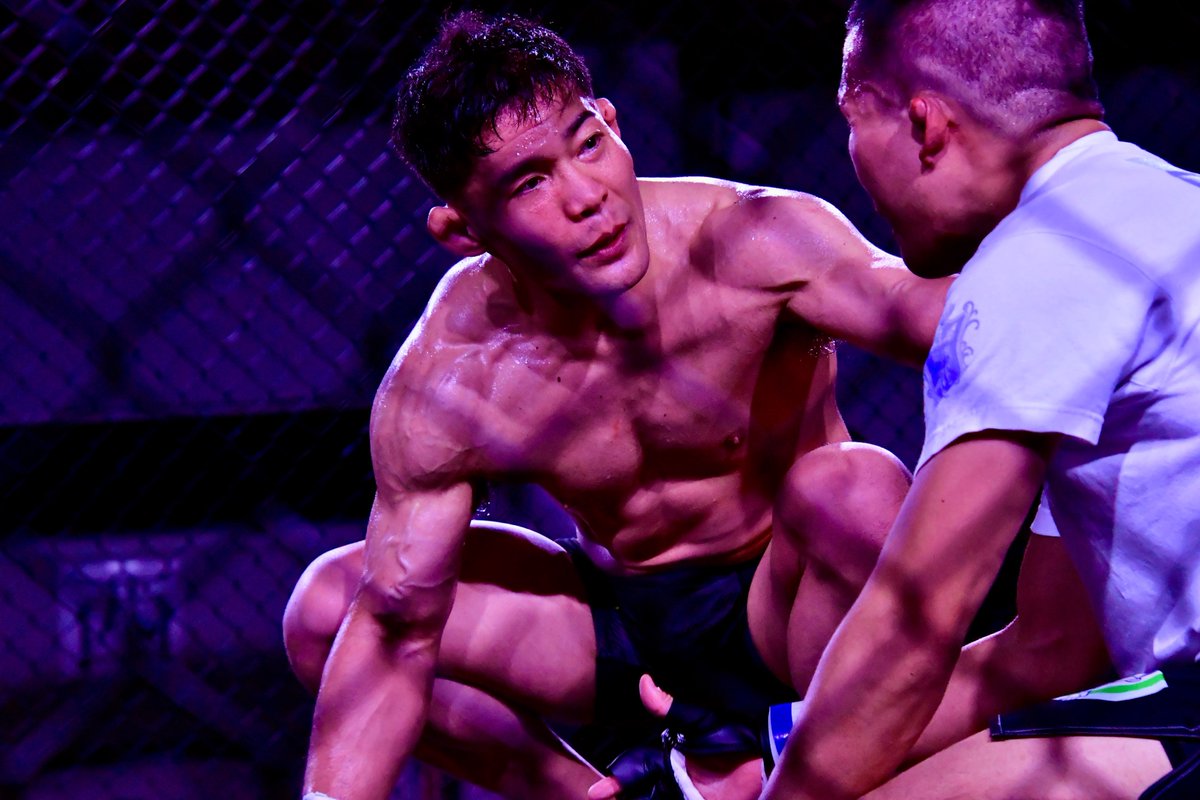 KROSSxOVER MMAバンタム級/-61.2kgタイトルマッチは王者ハルク大城選手が鬼神光司選手に2-1判定で王座防衛成功。敗れた光司選手は男泣き。場内の応援団の方々からも悲しむ声が聞こえてきた程の王座戦だった。KROSSxOVER MMAにはMMAファイター達の想いが交錯する熱いドラマがあります。
#KROSSOVERCAGE7