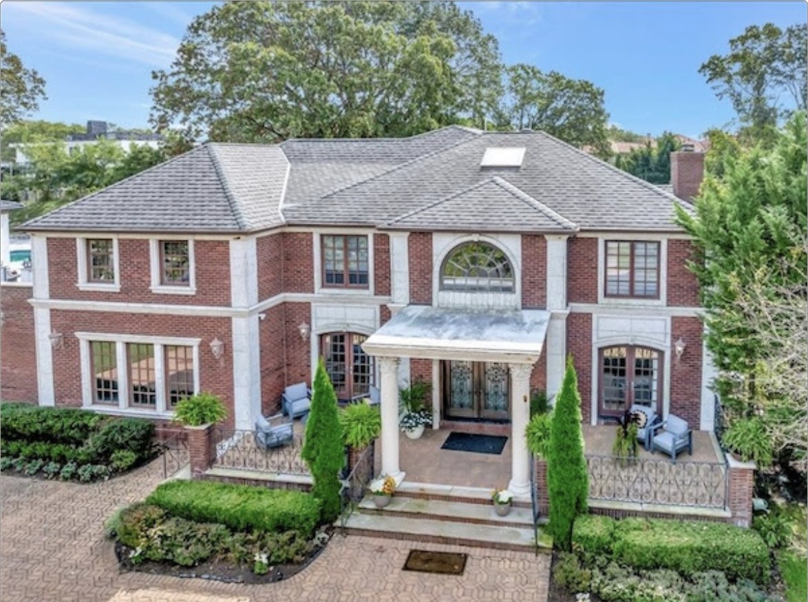 LeventerRE's tweet photo. House For Sale! 
13 Valley Forge Rd, Eatontown, NJ

This beautifully renovated 6-bedroom, 5-bath colonial offers over 5,000 sq ft of modern living space with a heated concrete pool and cabana. 

Please Text
Adele Cohen
917-575-1499
@leventerealestate on all Socials https://t.co/tCWwEdkOEN