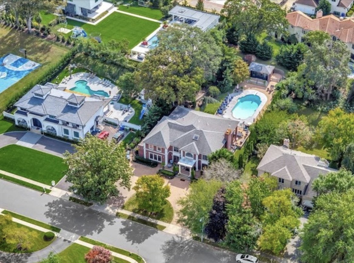 LeventerRE's tweet photo. House For Sale! 
13 Valley Forge Rd, Eatontown, NJ

This beautifully renovated 6-bedroom, 5-bath colonial offers over 5,000 sq ft of modern living space with a heated concrete pool and cabana. 

Please Text
Adele Cohen
917-575-1499
@leventerealestate on all Socials https://t.co/tCWwEdkOEN