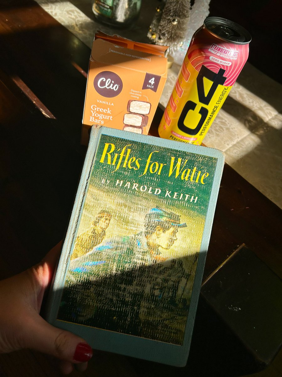 d0somethjng's tweet image. Two days off so I get to read til my hearts content 💜 📖  😍