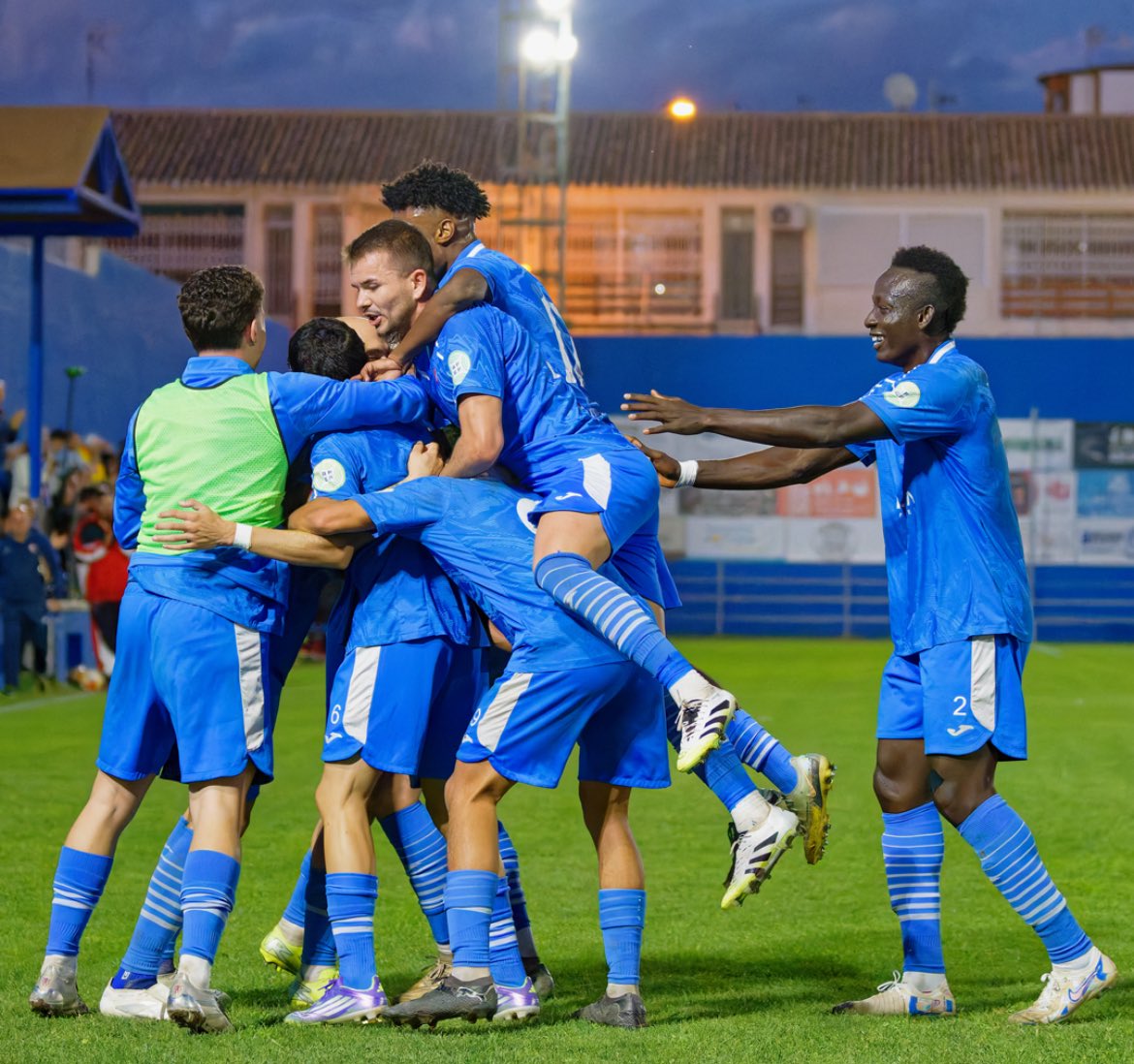 CDBalaAzul1948's tweet photo. ✍🏻 Cojan papel y boli para una jugada de estrategia perfecta: 

• Andrés Sánchez ve el hueco y pone el balón perfecto 📏
• @CarlosAlmadaa la clava en el fondo de la red 🎯
• El Playasol celebra 💙

🦈 #VamosBala https://t.co/XYIMGkwDut