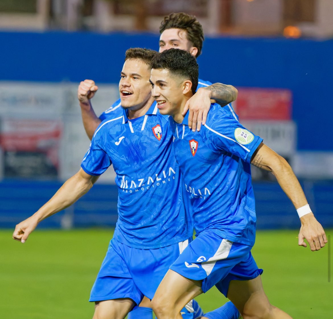 CDBalaAzul1948's tweet photo. ✍🏻 Cojan papel y boli para una jugada de estrategia perfecta: 

• Andrés Sánchez ve el hueco y pone el balón perfecto 📏
• @CarlosAlmadaa la clava en el fondo de la red 🎯
• El Playasol celebra 💙

🦈 #VamosBala https://t.co/XYIMGkwDut