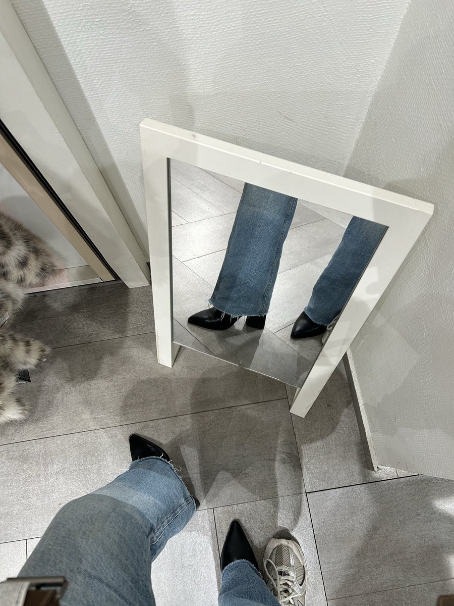 laveennder's tweet photo. topuklu çizme giyecek kadar büyüdüğüme karar verdim https://t.co/AE78SA80b7
