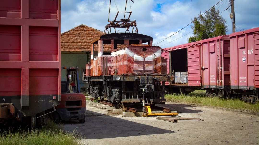 E_RdgzDavila's tweet image. Un sueño, la obra de toda una vida, el compromiso de impulsar cada día más el desarrollo ferroviario, en medio, incluso, de las más duras odiseas.
Osvaldo, “un profesional más completo” ⤵️
facebook.com/share/p/1BuJDH…
#TransporteCuba
